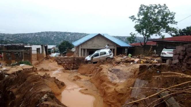 kongo da meydana gelen sel nedeniyle 100 kisi hayatini kaybetti 01