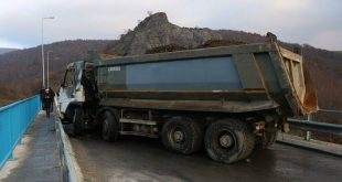 Kosova'da gerginliğe neden olan barikatlar kaldırılıyor!
