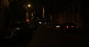Paris'in sokakları karanlığa gömüldü