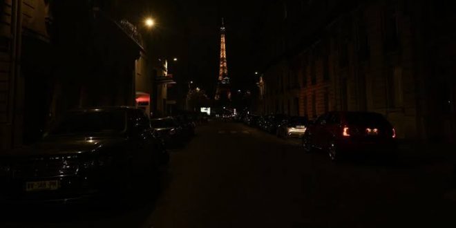 Paris'in sokakları karanlığa gömüldü