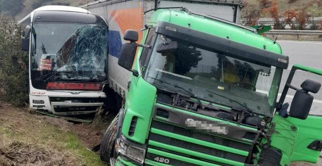 Yolcu otobüsü tırla çarpıştı