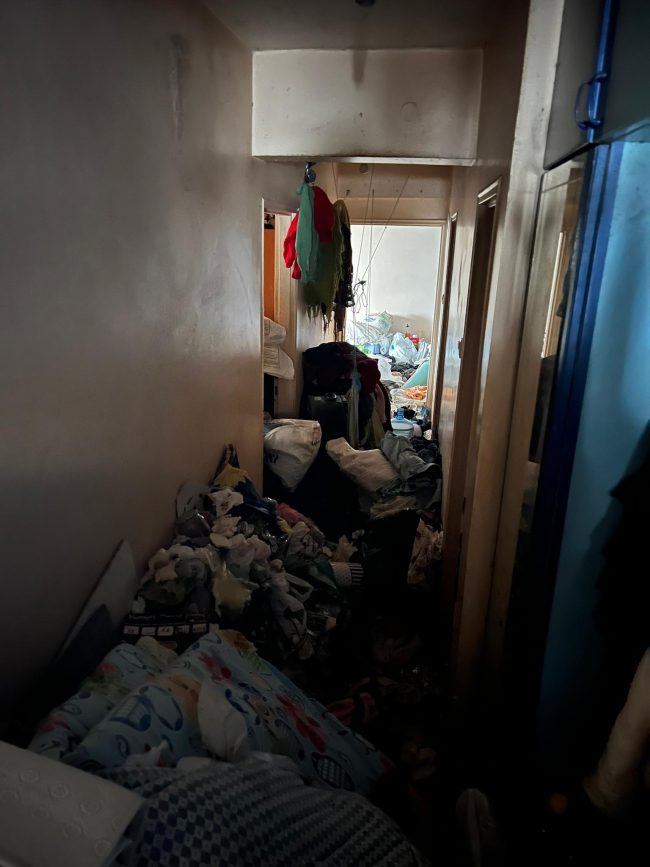 3 senedir çöp biriktiriyordu: Evinden 40 ton çöp çıkarıldı 3 senedir çöp biriktiriyordu: Evinden 40 ton çöp çıkarıldı