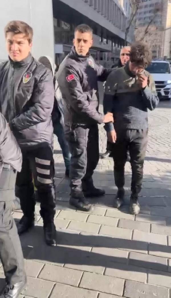 Otobüsün altında Yunanistan'a kaçmaya çalışan Filistinliler yakalandı