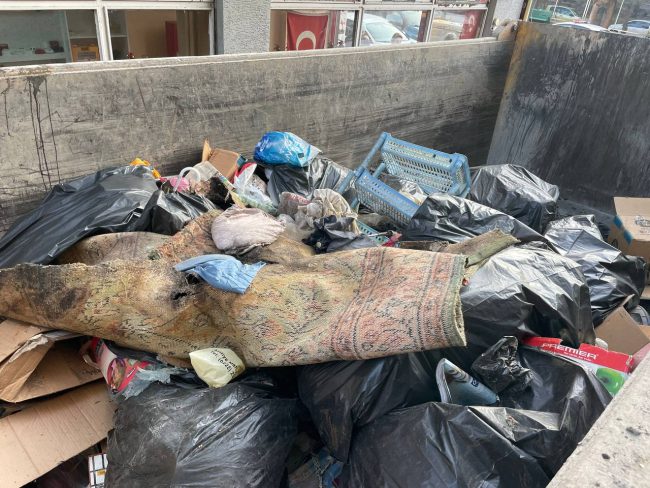 3 senedir çöp biriktiriyordu: Evinden 40 ton çöp çıkarıldı 3 senedir çöp biriktiriyordu: Evinden 40 ton çöp çıkarıldı
