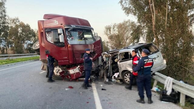 Aydın’da feci kaza! Karşı şeride geçen tır, iki araca çarptı