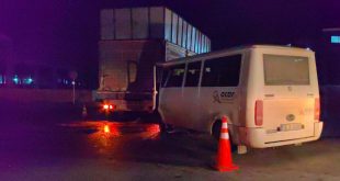 İnegöl'de servis aracı TIR'a çarptı; çok sayıda yaralı var