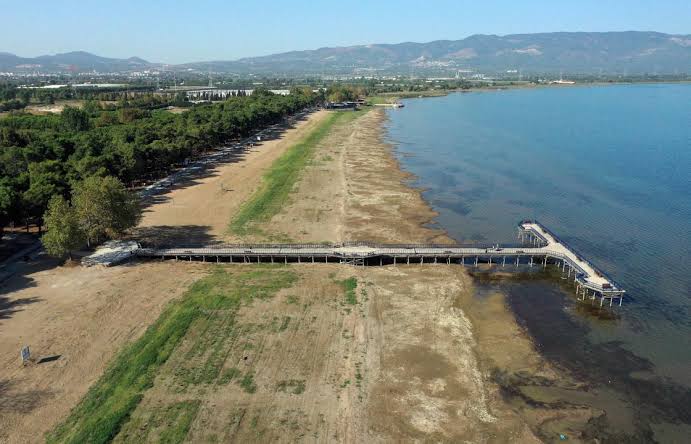 İznik Gölü 400 metre çekildi, en büyük iskele karada kaldı