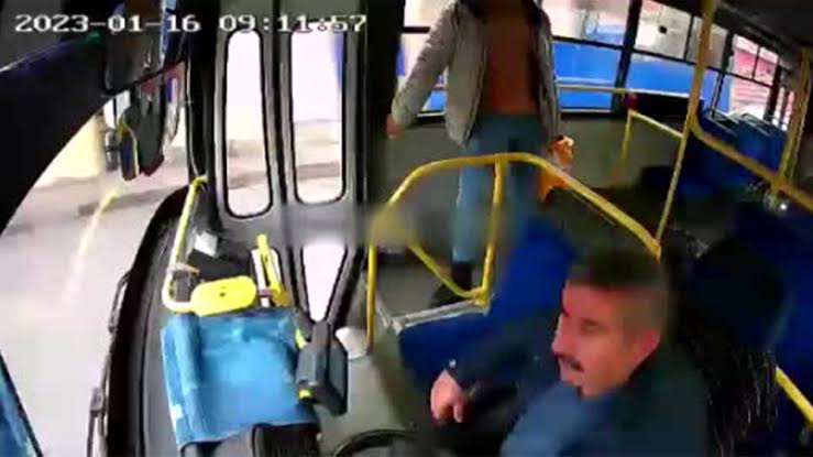 Kocaeli’de yolcu otobüs şoförünü darbetti