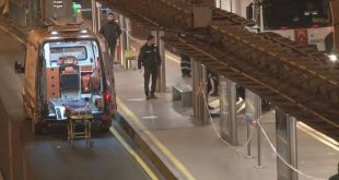 Küçükçekmece'de yola düşen kişi, metrobüsün altında kalarak öldü