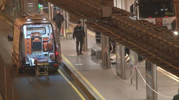 Küçükçekmece’de yola düşen kişi, metrobüsün altında kalarak öldü