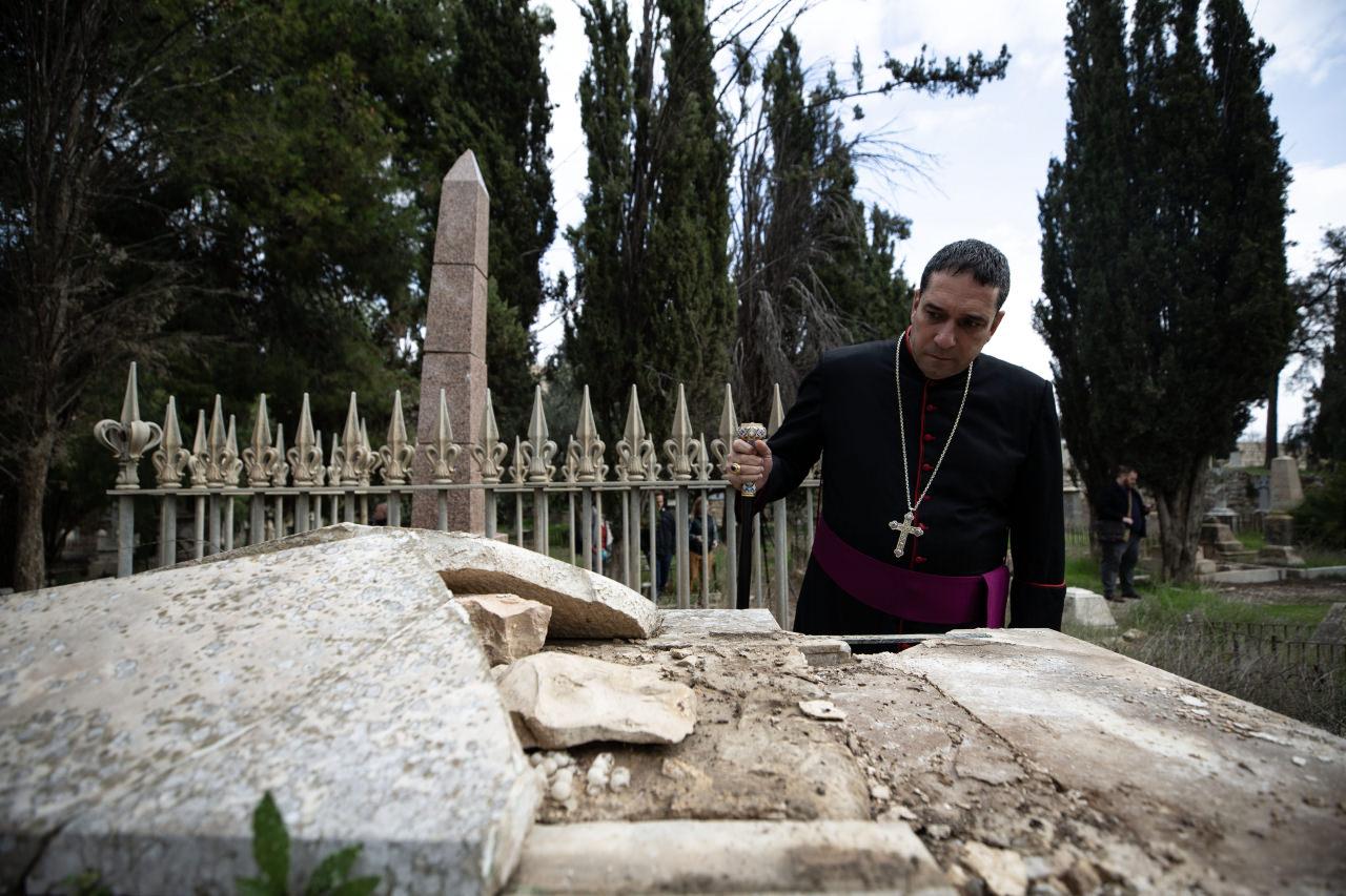Yahudi yerleşimciler Kudüs’te Hristiyan mezarlığına girip tahrip etti