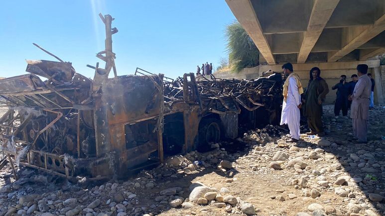 Pakistan’da otobüs dağ geçidinde devrildi; 44 ölü