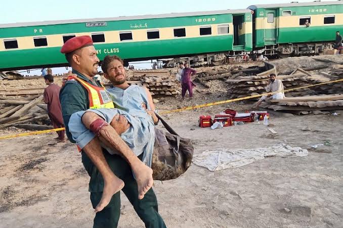 Pakistan’da yolcu trenine bombalı saldırı düzenlendi! Çok sayıda yaralı olduğu bilgisi var