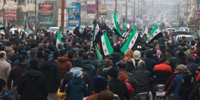 Rejim güçleri ile uzlaşma haberi binlerce İdlib'liyi sokağa döktü