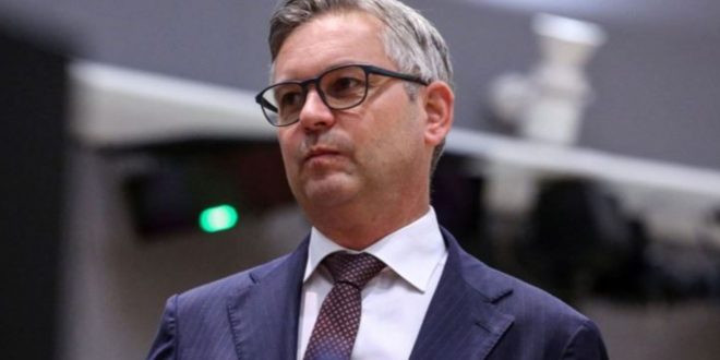 Skuter'la ofisine giden Avusturya'lı Bakan kaza yaptı