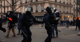 Sokakta elinde silahla gezen adam polisler tarafından vurularak öldürüldü