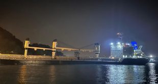 Ukrayna'dan İstanbul'a gelen yük gemisi Boğaz'da karaya oturdu