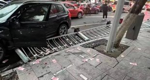 Yayaların arasına dalan araç 5 kişiyi ezdi