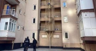 2 yaşındaki çocuk 5'ci kattan beton zemine düştü