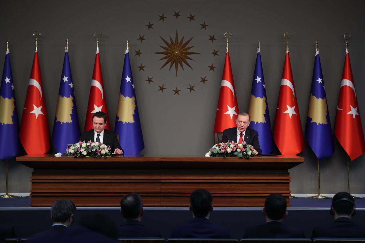 Cumhurbaşkanı Erdoğan: Kosova ile Sırbistan'ın barışçıl ve yapıcı yaklaşımlar sergilemesini bekliyoruz Cumhurbaşkanı Erdoğan: Kosova ile Sırbistan'ın barışçıl ve yapıcı yaklaşımlar sergilemesini bekliyoruz