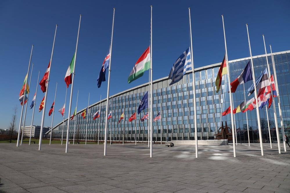 NATO Karargahlarında da bayraklar yarıya indirildi