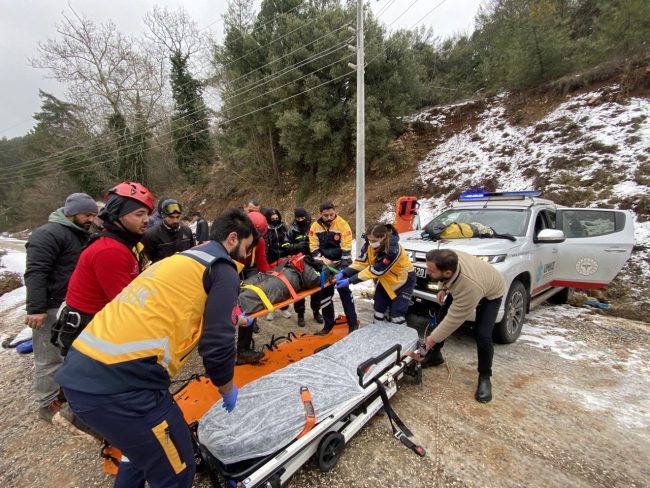 Antalya'da ATV aracıyla 40 metrelik uçuruma yuvarlanan 2 kişi yaralandı