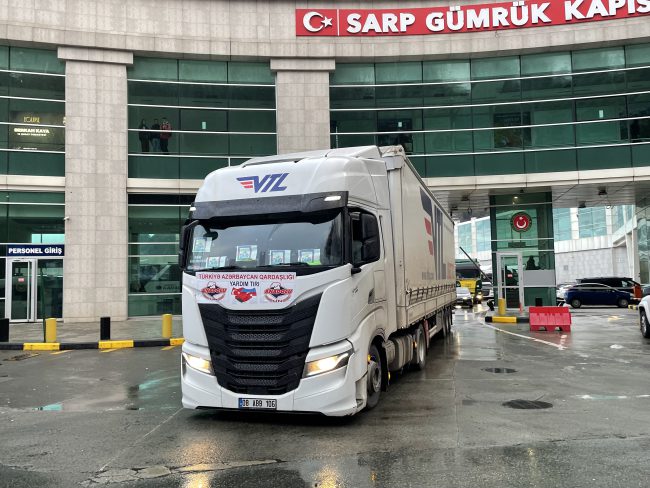 Azerbaycan ve Gürcistan'dan gelen yardım tırları Sarp Sınır Kapısı'ndan giriş yaptı