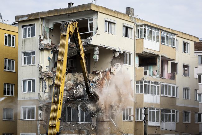 İstanbul'da riskli bulunan 48 yıllık site yıkıldı