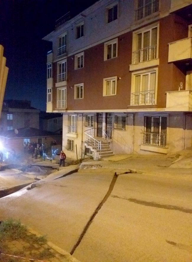 Pendik'te yol çöküntüsü korkuttu! İki bina tahliye edildi Pendik'te yol çöküntüsü korkuttu! İki bina tahliye edildi
