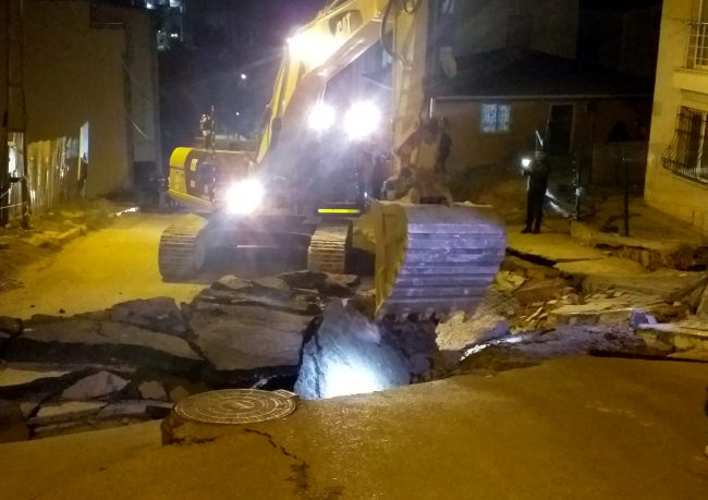 Pendik'te yol çöküntüsü korkuttu! İki bina tahliye edildi