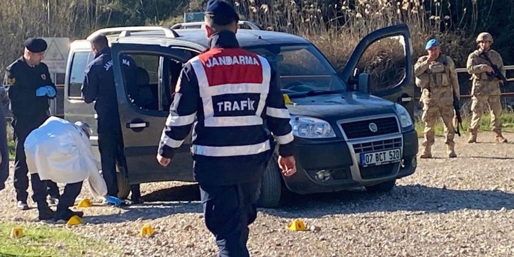Antalya’da araç içinde infaz! 3 kişi vurulmuş halde bulundu