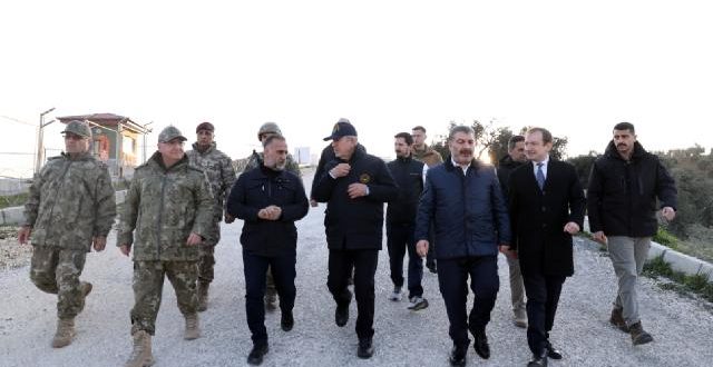 Bakan Akar ve Bakan Koca deprem bölgesinde depremzedelerle bir araya geldi