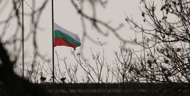 Bulgaristan’da da bayraklar yarıya indi
