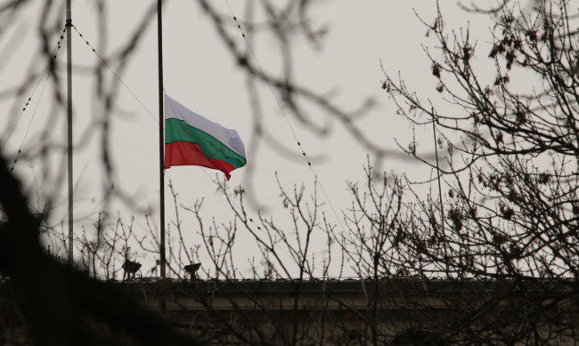bulgaristan da turkiye ile dayanisma icin bayraklar yariya indirildi 01