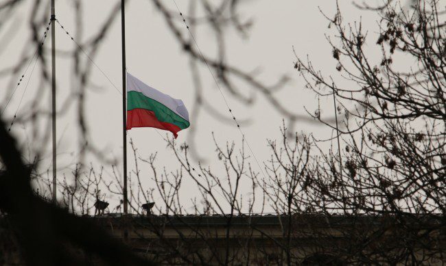 Bulgaristan’da da bayraklar yarıya indi