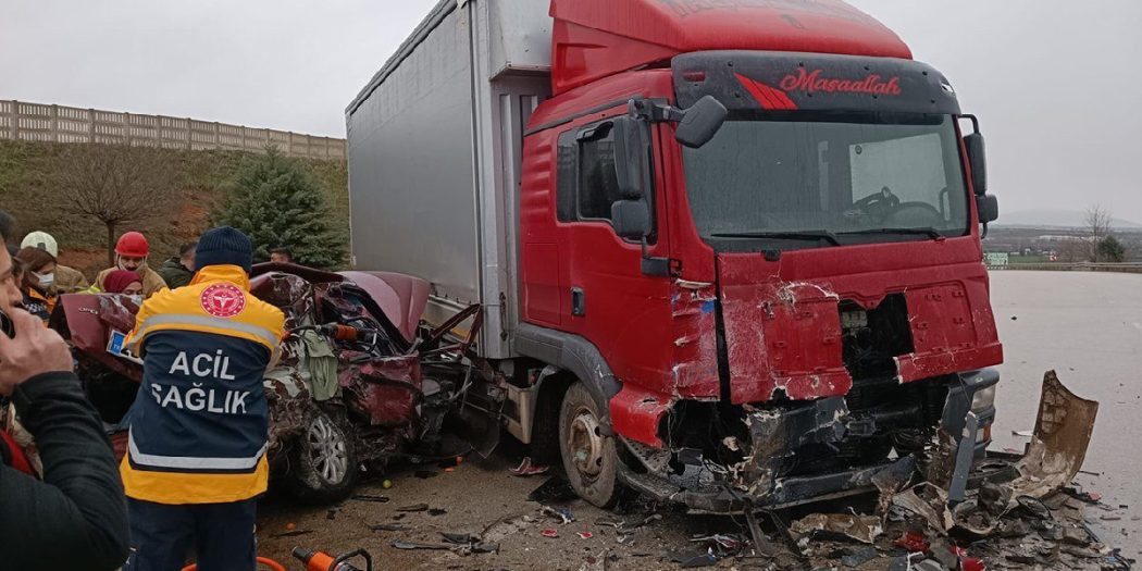 Bursa’da feci kaza! Otomobil ile kamyon çarpıştı: 5 ölü