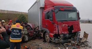 Bursa'da feci kaza! Otomobil ile kamyon çarpıştı: 5 ölü