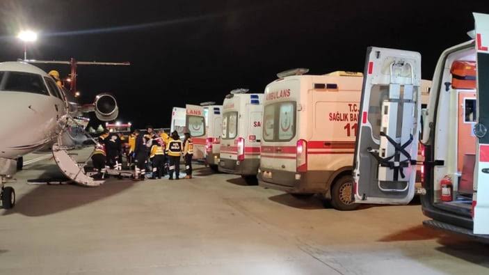 Deprem bölgesinden İstanbul’a getirilen yaralılar hastanelere sevk ediliyor
