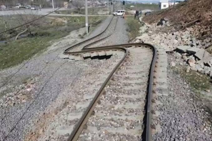 Deprem tren raylarını büktü!