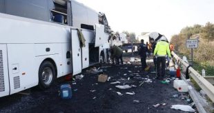 Depremzede öğrencileri götüren otobüs, kamyona çarptı: 2 ölü