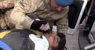 Enkazdan çıkarılan Suriyeli, kendisini taşıyan askerin elini öptü