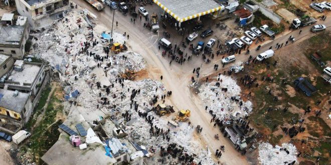 Esed rejimi Suriye'de depremle yerle bir olan bölgeleri bombalamaya devam ediyor