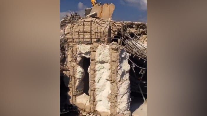 Hatay’da yıkılan bir binanın kolonlarından köpük çıktı
