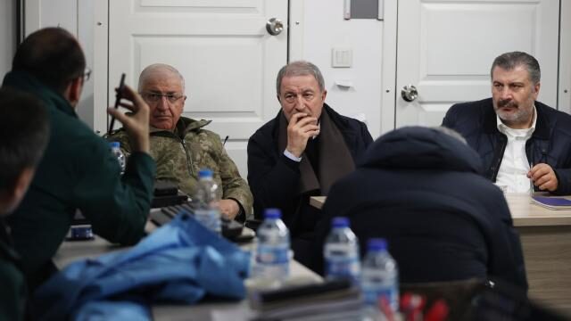 Hulusi Akar ve Fahrettin Koca, Hatay’daki depreme toplantıda yakalandı