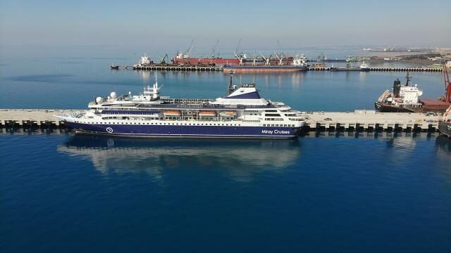 İskenderun’a depremzedeler için kruvaziyer gemisi getirildi