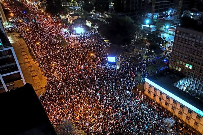 israil de sokaklar hareketli yuzbinler yargi reformunu protesto ediyor 01