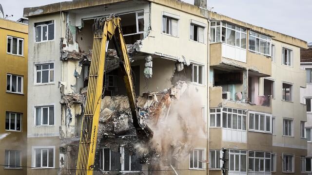 İstanbul’da riskli bulunan 48 yıllık site yıkıldı
