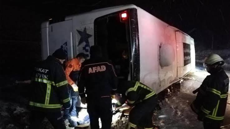 Kontrolden çıkan yolcu otobüsü devrildi: 1 ölü 15 yaralı