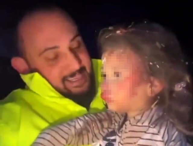 Kurtarma görevlisinin kucağında video çektiği Azra öldü