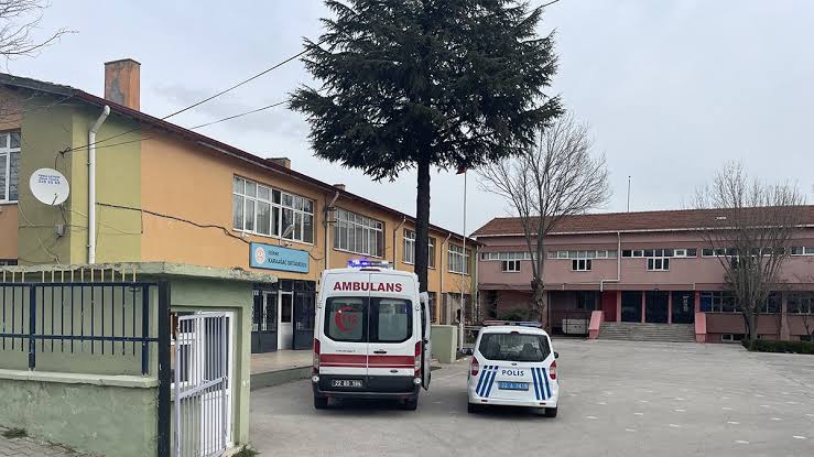 Ortaokullu kız öğrenci, 5 arkadaşını bıçakladı